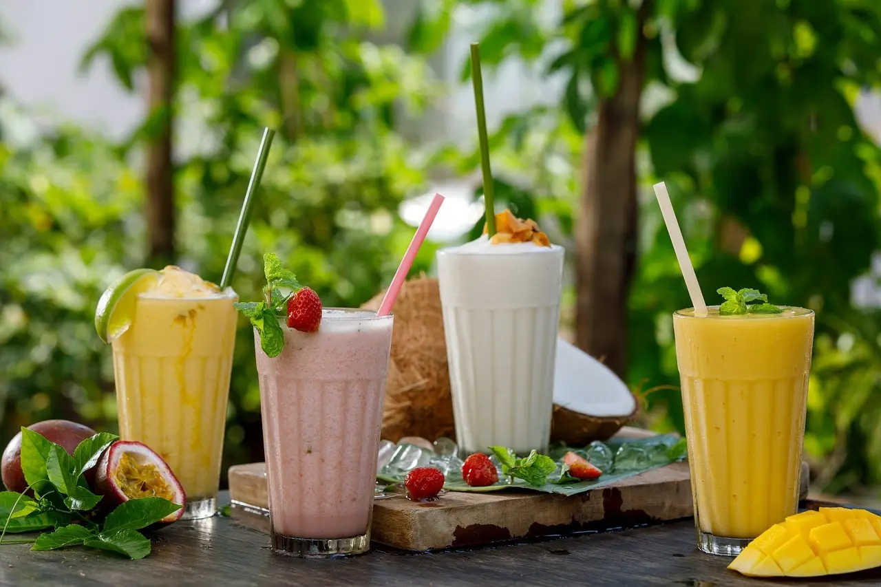 Farverige smoothies med blandt andet mango og kokos